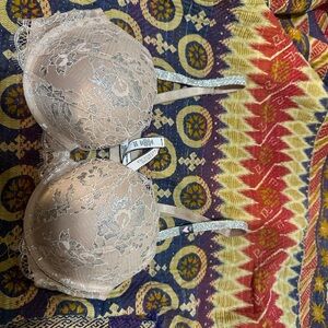 Victoria's Secret Lace Bra in Cream and Silver